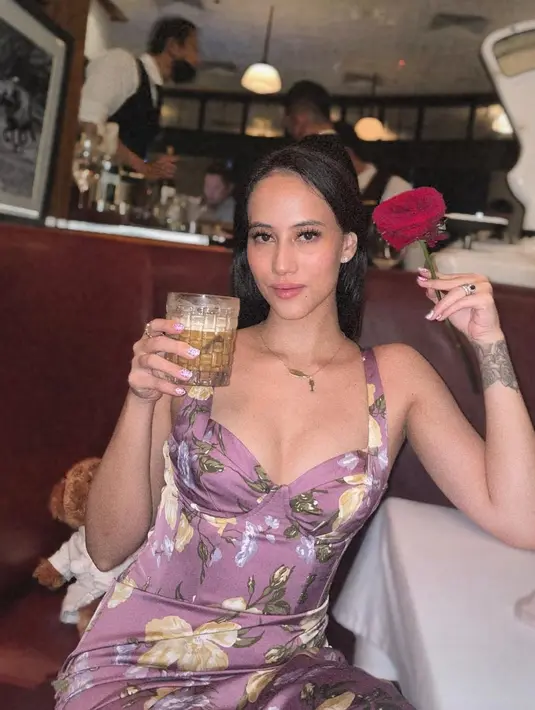 <p>Tampilan Janisaa semakin memikat dengan flower bustier dress ini. Dress yang dikenakannya ini memiliki detail bustier berbentuk hati. Foto: Instagram.</p>