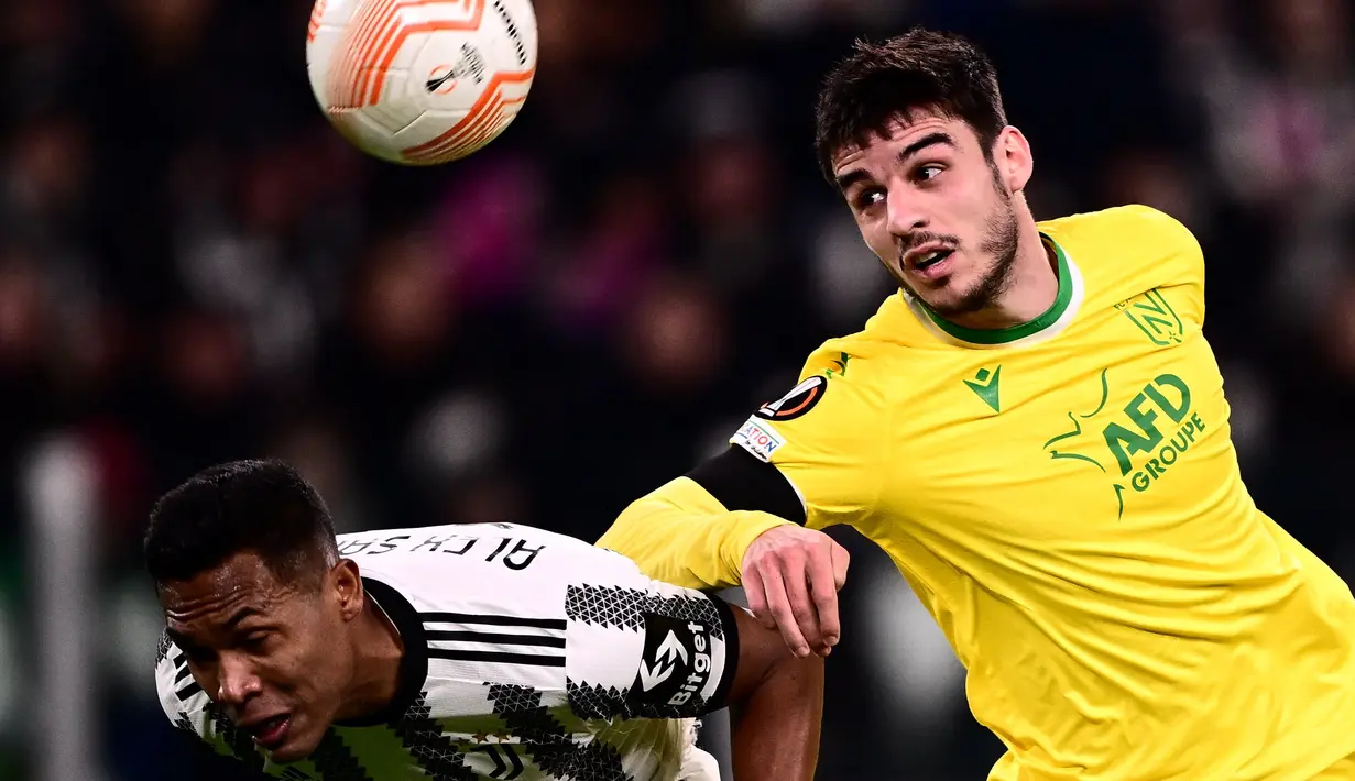 Bek Juventus Alex Sandro (Kiri) dan bek Nantes Fabien Centonze melakukan sundulan dalam duel leg pertama play-off babak gugur Liga Europa 2022/2023 di Allianz Stadium, Jumat (17/2/2023) dini hari WIB. Juventus ditahan imbang Nantes dengan skor 1-1. (Photo by Marco BERTORELLO / AFP)