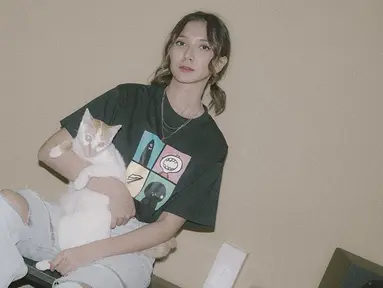 Perempuan kelahiran 24 September 1992 memiliki jiwa introvert. Saat tak ada pekerjaan, Sheila lebih senang mengisi energinya dengan berada di rumah. Saat di rumah, Sheila akan bersantai, membaca buku hingga bermain dengan kucingnya. Momen Sheila main sama kucing ini curi perhatian. (Liputan6.com/IG/@sheiladaisha)
