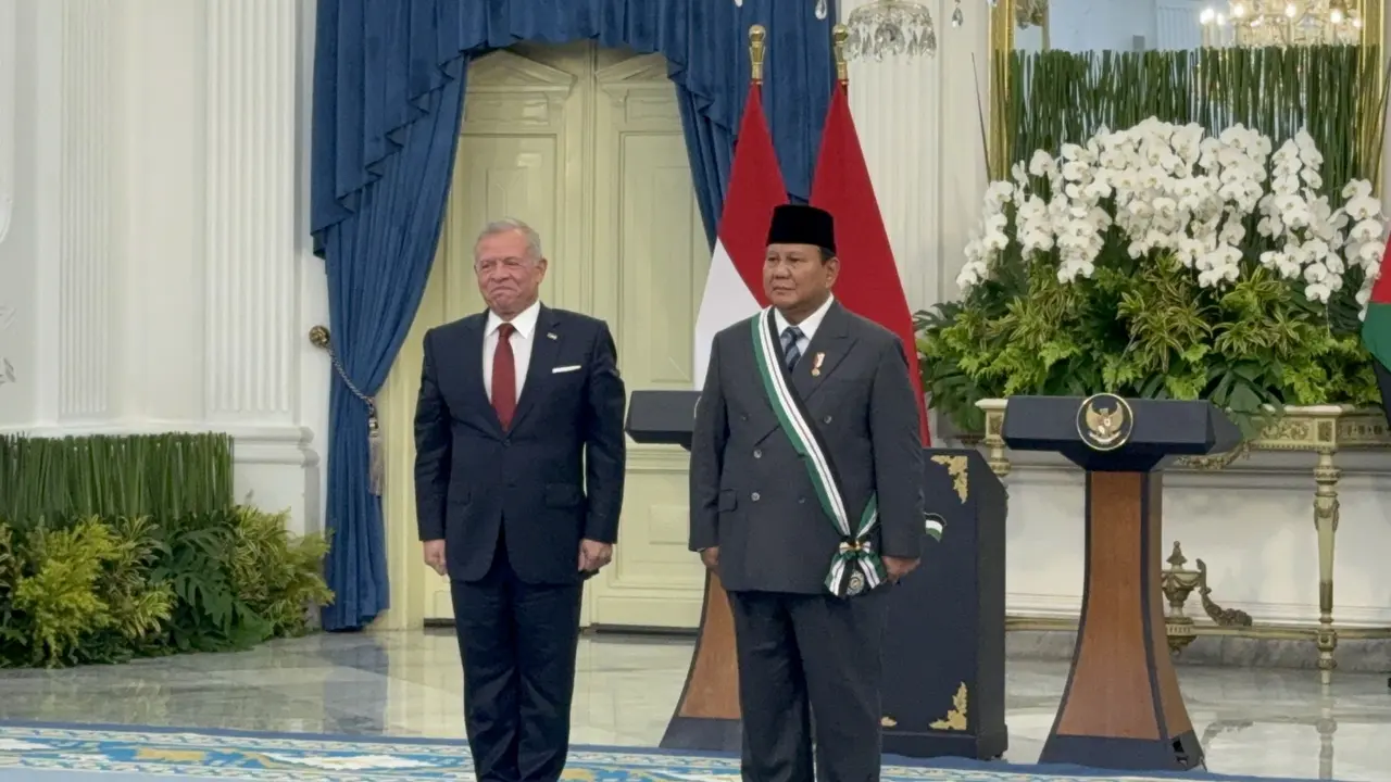 Presiden Prabowo Subianto menyambut Raja Kerajaan Yordania Hasyimiah, Raja Abdullah II ibn Al Hussein di Istana Merdeka Jakarta.