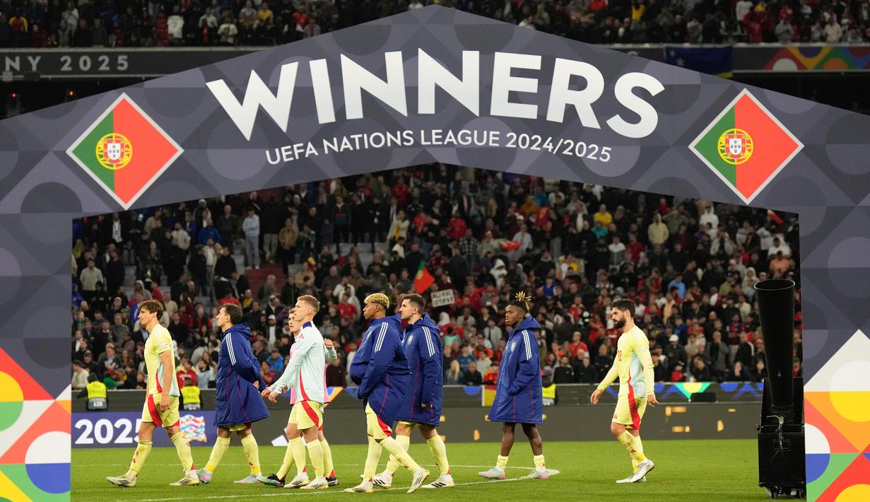 Pemain Spanyol tertunduk lesu setelah ditaklukkan Portugal pada laga final UEFA Nations League 2025 di Allianz Stadium, Senin (09/06/2025) dini hari WIB. (AP Photo/Matthias Schrader)
