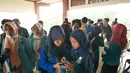 Antrean para peserta Emtek Goes To Campus (EGTC) 2018 untuk memasuki auditorium Universitas Gadjah Mada di Yogyakarta, Rabu (17/10). Acara ini juga menjadi ajang berbagi pengetahuan antar praktisi untuk para mahasiwa. (Liputan6.com/Herman Zakharia)