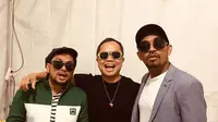 Trio Lestari; Tompi, Sandhy Sondoro, dan Glenn Fredly merupakan pemilik dari bisnis kuliner Rumah Lestari. (dok. Instagram @rumahlestari_mbloc/https://www.instagram.com/p/B3OrX0ZFVYT/)