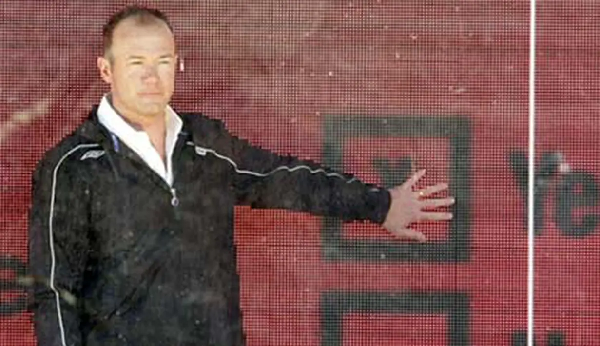 Former England and Newcastle footballer Alan Shearer stands in a glass advertising board in London, on February 27, 2008, offering fans around the world the chance to have their say about football. AFP PHOTO/SHAUN CURRY