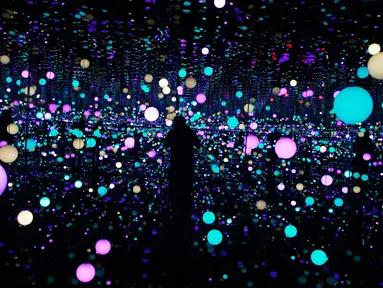 Fotografer memotret karya Yayoi Kusama berjudul Infinity Mirrored Room-Brilliance of the Soul di Museum of Modern and Contemporary Art in Nusantara (MACAN), Jakarta, Senin (7/5). (Liputan6.com/Gempur M Surya)