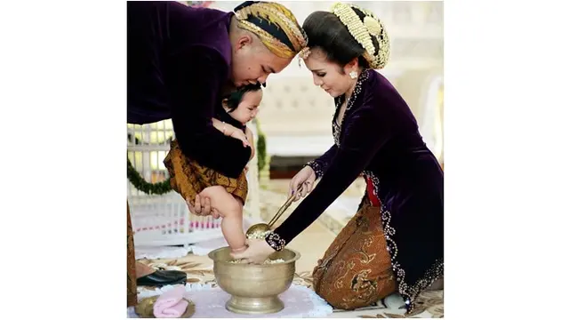 Momen Prosesi Tedak Siten Anak Momo Geisha (sumber: instagram/lies1801)