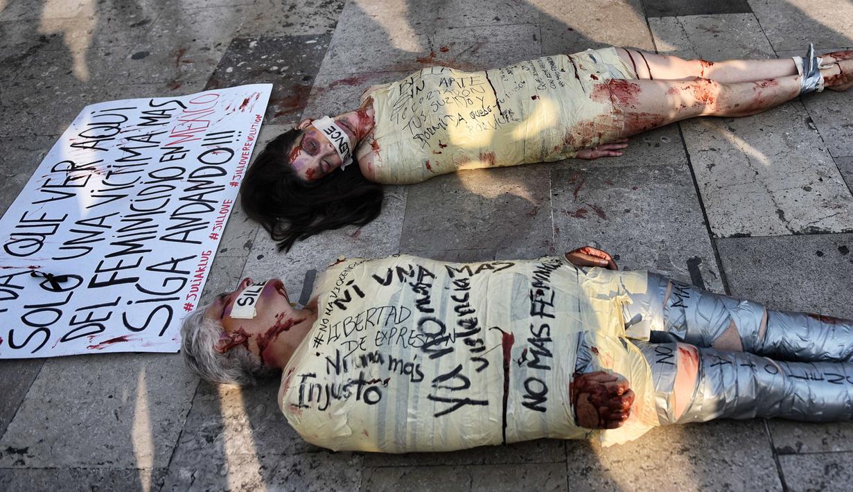 Aktivis Spanyol Jil Love dan aktivis Meksiko Julia Klug saat melakukan aksi di Mexico City, Meksiko (27/8). Dua aktivis ini tampil melakukan teatrikal dengan make-up wajah babak belur dan berlumuran "darah". (AFP Photo / Pedro Pardo)