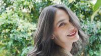 Melakoni sejumlah adegan dewasa bareng Darius Sinathrya di serial Main Api, Luna Maya menguak peran intimacy coach yang bikin pemain aman dan nyaman. (Foto: Dok. Instagram @lunamaya)
