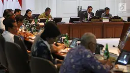 Presiden Joko Widodo didampingi Wakil Presiden Jusuf Kalla (kanan) memimpin rapat terbatas (ratas) di Kantor Presiden, Jakarta, Rabu (11/9/2019). Ratas bertema 'Perbaikan Ekosistem Investasi' ini dilakukan Jokowi beserta para menteri guna merumuskan kebijakan konkret. (Liputan6.com/Angga Yuniar)