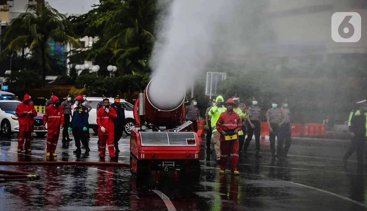 Petugas pemadam kebakaran menyemprotkan cairan disinfektan menggunakan robot LUF 60 di kawasan Bundaran HI, Jakarta, Minggu (22/3/2020). Penyemprotan untuk mencegah penyebaran virus corona COVID-19 ini dilakukan di lima wilayah Ibu Kota. (Liputan6.com/Faizal Fanani)