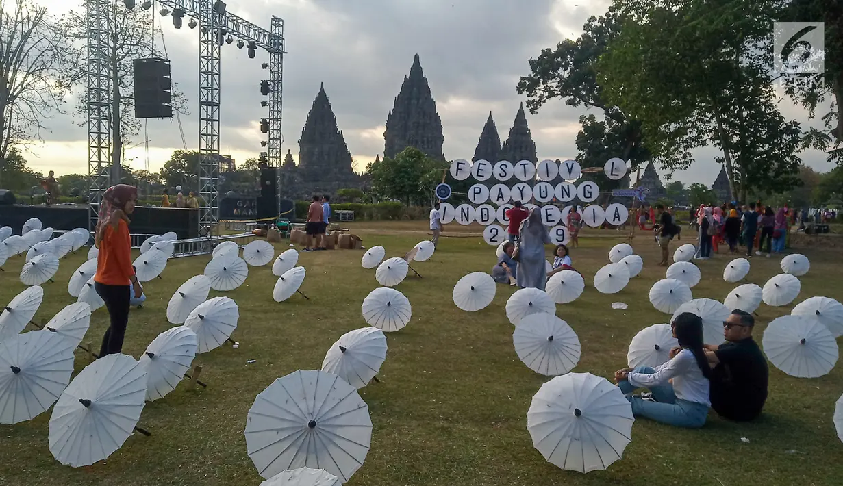 Suasana Festival Payung Indonesia 2019 di Taman Garuda Mandala, Komplek Candi Prambanan, Kabupaten Klaten, Sabtu ( 7/9/2019). Acara ini diadakan secara tahunan dengan peserta dari beberapa provinsi di Indonesia serta dari Spanyol dan Thailand. (Liputan6.com/Gholib)