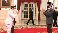 Presiden Joko Widodo memberi selamat Wakil Gubernur DKI Jakarta Ahmad Riza Patria usai pelantikan di Istana Negara, Jakarta, Rabu (15/4/2020). Politisi Partai Gerindra mengisi kursi Wagub DKI yang kosong hampir dua tahun sejak ditinggal Sandiaga Uno. (Biro Pers Kepresidenan)