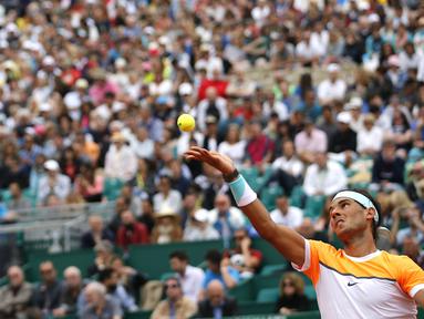 Rafael Nadal melakukan servis keras di Monte Carlo Masters (REUTERS/Eric Gaillard)