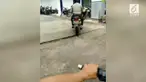 Terciduk, pak polisi kasih sein kanan tapi malah belok kiri.