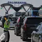 Petugas Kepolisian saat mengatur kendaraan yang masuk ke gerbang Tol Palimanan, Jawa Barat, Selasa (14/7/2015). Hingga H-3 jelang lebaran 2015 pemudik sudah mulai memadati tol Cipali. (Liputan6.com/Herman Zakharia)