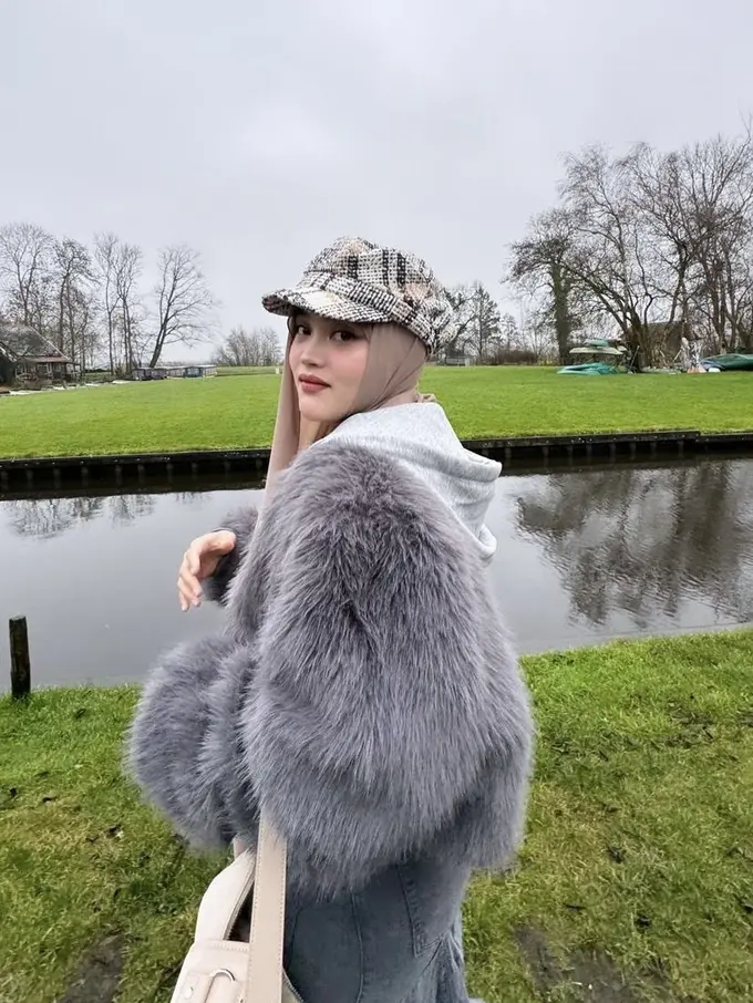 Putri Delina saat ini sedang menikmati masa liburan dengan keluarga di Amsterdam, Belanda