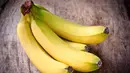 Pisang merupakan sumber yang sangat baik dari magnesium dan potasium yang dapat membantu otot-otot Anda rileks. Meminum jus pisang yang dicampur dengan secangkir susu sebelum tidur dapat membuat Anda mengantuk. (healthyfig.com)