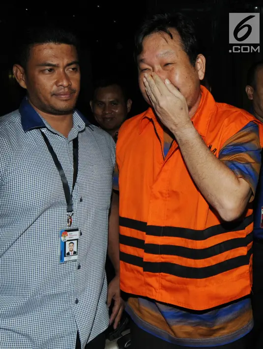 Pemilik PT Binivan Konstruksi Abadi, Effendy Syahputra menutup wajahnya seusai menjalani pemeriksaan di Gedung KPK, Jakarta, Kamis (19/7). KPK menahan Effendy Sahputra selama 20 hari ke depan setelah pemeriksaan sekitar enam jam. (Merdeka.com/Dwi Narwoko)