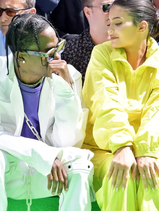 Sebuah rumor mengatakan bahwa Kylie dan Travis putus dan bahkan sang rapper itu sudah pergi dari rumahnya. (SWAN GALLET-WWD-REX-SHUTTERSTOCK-HollywoodLife)