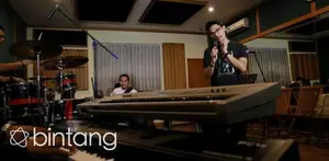 Banyak netizen yang mendukung jika Afgan Syahreza dan Sherina pacaran. Mendengar kabar tersebut, Afgan pun menjelaskan hubungan yang sebenarnya dengan Sherina.