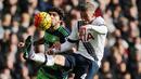 2. Bek Tottenham, Toby Alderweireld, berebut bola dengan striker Swansea, Alberto Paloshi pada laga Liga Premier Inggris di Stadion White Hart Lane, Minggu (28/2/2016). Tottenham berhasil menaklukan Swansea 2-1. (Reuters/Russell Cheyne)