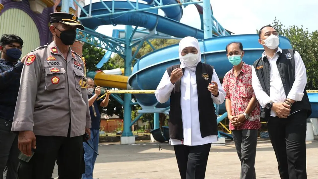 Khofifah meninjau lokasi seluncuran Kenjeran Park yang ambrol. (Dian Kurniawan/Liputan6.com)