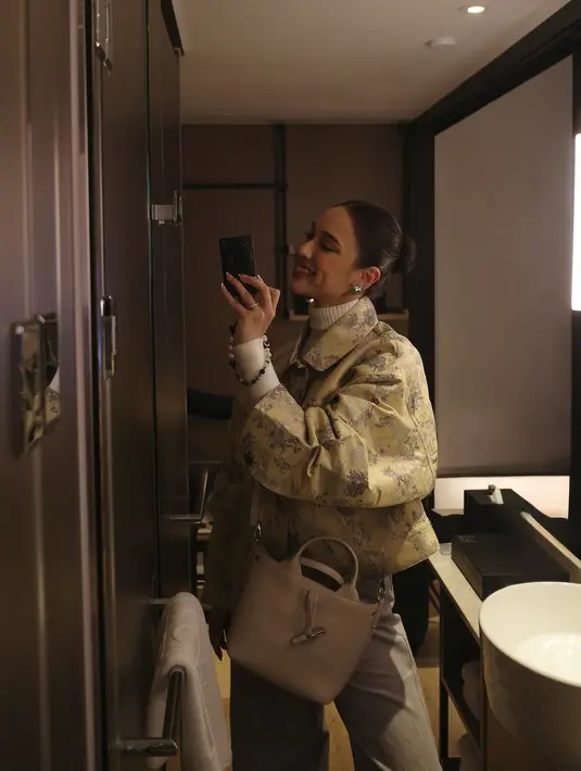 Salah satu tampilannya yang standout adalah perpaduan jaket floral bernuansa kuning dan biru pastel dengan turtleneck sweater ivory.  [@yasminnapper].