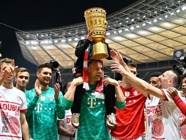 Para pemain Bayern Munchen merayakan gelar juara DFB Pokal setelah mengalahkan RB Leipzig di Stadion Olympic, Berlin, Sabtu (25/5). Munchen menang 3-0 atas Leipzig. (AFP/Tobias Schwarz)