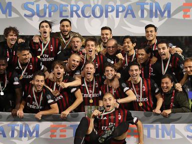 Para pemain AC Milan merayakan keberhasilan meraih gelar Piala Super Italia 2016 di Stadion Jassim Bin Hamad, Qatar, Sabtu (24/12/2016). AC Milan menang adu penalti 4-3 atas Juventus, setelah bermain imbang 1-1 dalam waktu normal. (AFP/Karim Jaafar)