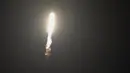Roket SpaceX Falcon 9 yang membawa muatan dua penjelajah bulan dari Jepang dan Uni Emirat Arab diluncurkan dari Launch Complex 40 di Stasiun Angkatan Luar Angkasa Cape Canaveral, Cape Canaveral, Florida, Amerika Serikat, 11 Desember 2022. Penjelah empat roda itu akan selama 14 hari meneliti menggunakan kamera resolusi tinggi. (AP Photo/John Raoux)