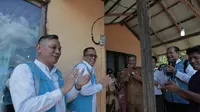 PLN melakukan elektrifikasi di desa-desa Kalimantan Barat. Dok: PLN