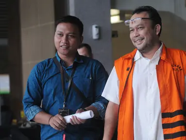 Mantan anggota DPRD Sumatera Utara Restu Kurniawan Sarumaha (kanan) usai menjalani pemeriksaan lanjutan di Gedung KPK, Jakarta, Jumat (7/12). Restu diperiksa sebagai tersangka. (Merdeka.com/Dwi Narwoko)