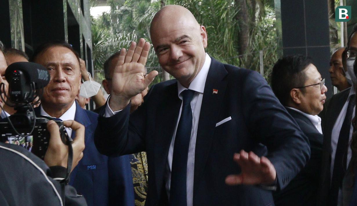 Gianni Infantino tidak mengucapkan sepatah dua patah kata ketika sampai di Kantor PSSI. Presiden FIFA kelahiran 23 Maret 1970 itu hanya melambaikan tangan dan menempelkan kedua telapak tangan. (Bola.com/M Iqbal Ichsan)
