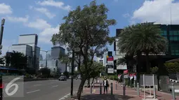 Sejumlah kendaraan melintas di jalan, Jakarta, Rabu (17/8). Jalan di Jakarta terlihat lancar saat libur nasional memperingati HUT RI ke-71. (Liputan6.com/Angga Yuniar)
