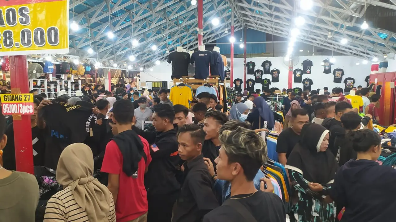 Warga Berdesakan