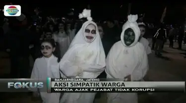Ratusan "hantu pocong dan kuntilanak" ini datang Pemkab Banjarnegara. Mereka meminta agar para pejabat tidak melakukan korupsi.