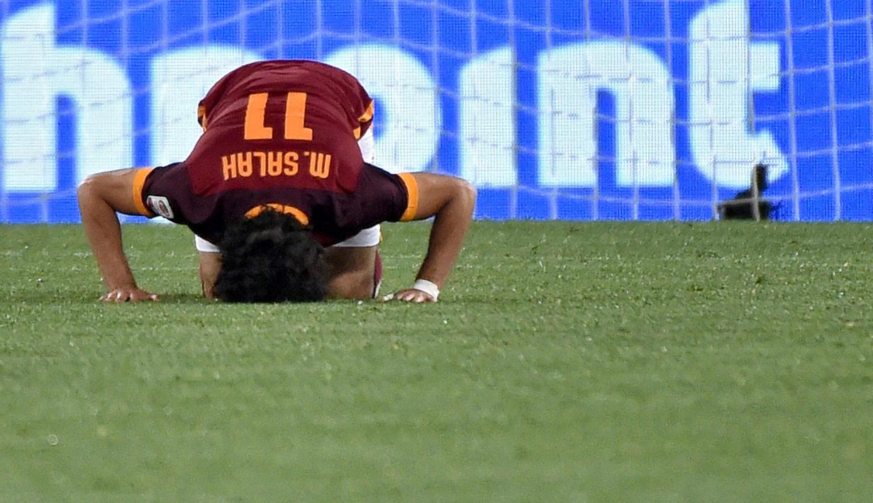 Gelandang AS Roma, Mohamed Salah, melakukan selebrasi usai mencetak gol ke gawang Bologna pada lanjutan Serie A Italia di Stadion Olympic, Roma (11/4/2016). Salah resmi berseragam Liverpool dengan status pemain termahal. (EPA/Ettore Ferrari)