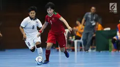 Pemain timnas futsal putri Indonesia Anggi Puspita Sari menggiring bola saat berlaga melawan Thailand di SEA Games 2017 di Selangor, Malaysia, Jumat (25/8). Timnas futsal putri Indonesia bermain imbang dengan skor 2-2. (Liputan6.com/Faizal Fanani)