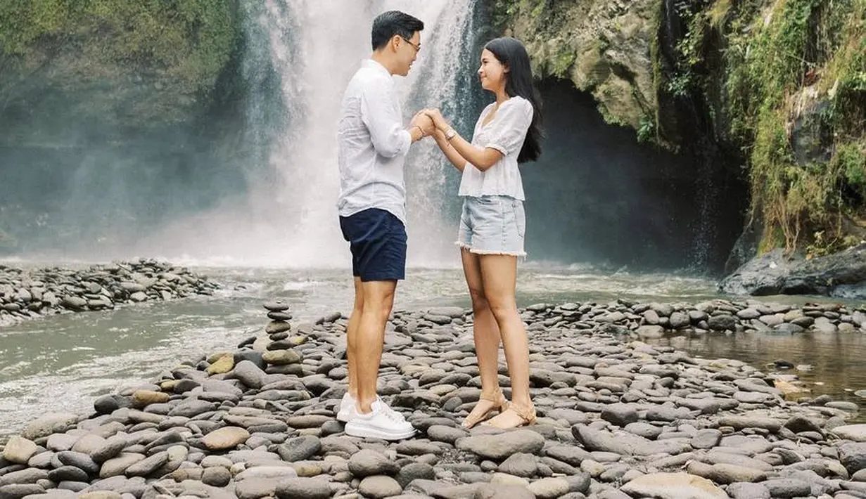 Sementara Jesse mengenakan kemeja putih dan celana pendek hitam. (Instagram/maudyayunda).