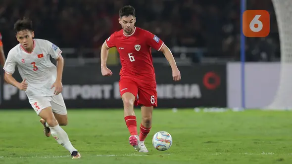 <p>Bek Timnas Indonesia, Sandy Walsh (kanan) menguasai bola dibayangi bek Vietnam, Vo Minh Trong pada laga Grup F kualifikasi Piala Dunia 2026 Zona Asia di Stadion Utama Gelora Bung Karno (SUGBK), Senayan, Jakarta, Kamis (21/3/2024). (Bola.com/Bagaskara Lazuardi)</p>