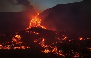 Pesona Magma Pijar Erupsi Gunung Etna