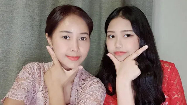 6 Potret Kebersamaan Yannie Kim dan Sang Anak, Bak Kakak Adik