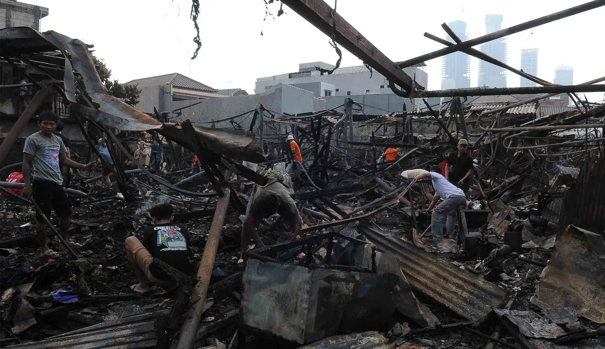 Sebanyak 18 unit mobil pemadam kebakaran dikerahkan ke lokasi informasi kebakaran sekitar 6.45 WIB. (merdeka.com/imam buhori)