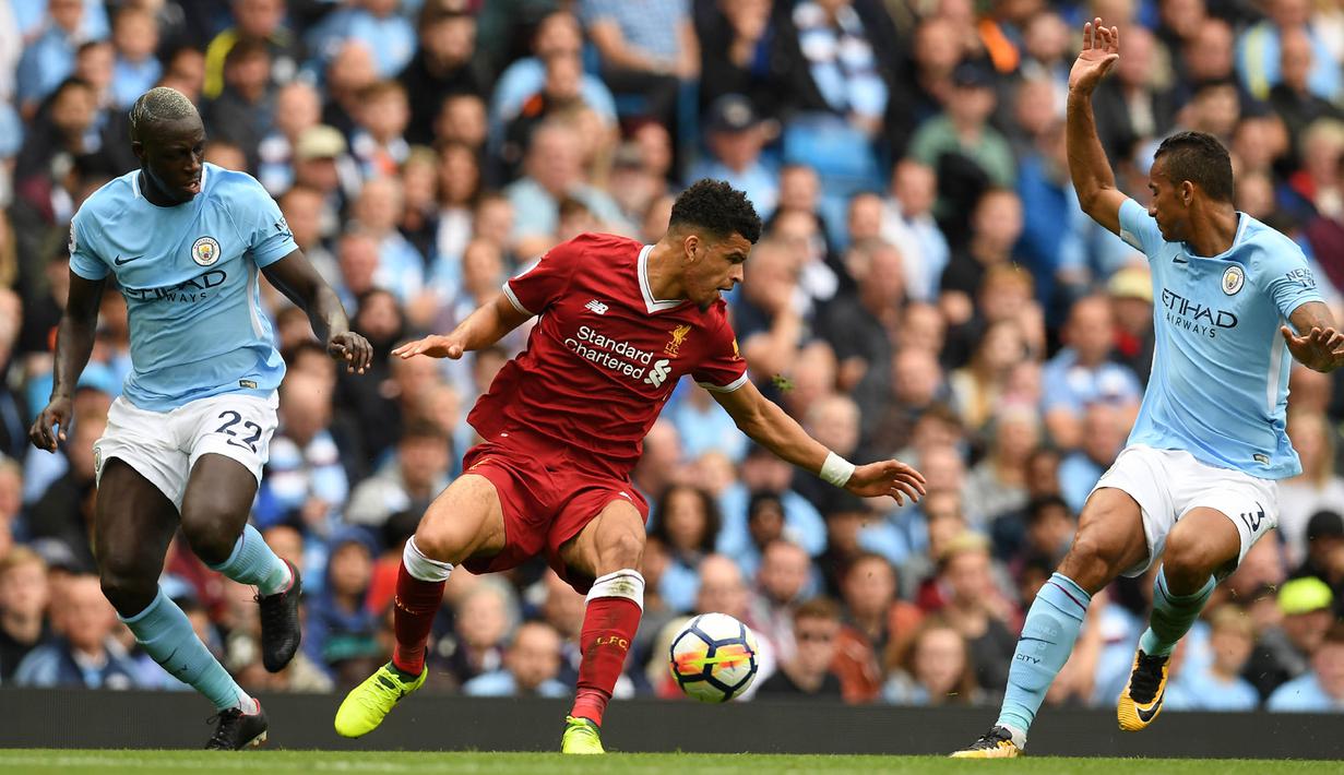 Striker Liverpool, Dominic Solanke, berusaha melewati pemain Manchester City pada laga Premier League di Stadion Ettihad, Manchester, Sabtu (9/9/2017). City menang 5-0 atas Liverpool. (AFP/Paul Ellis)
