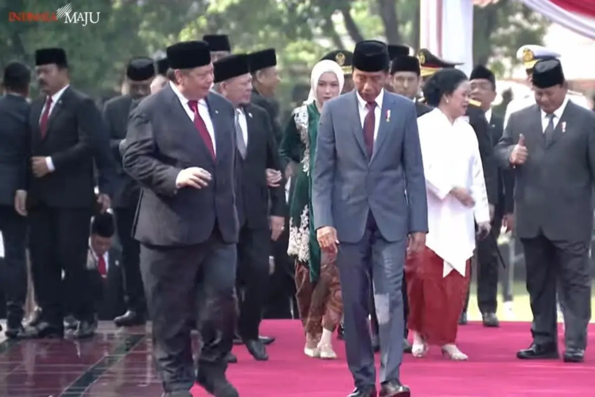 Ketua DPR Puan Maharani terlihat akrab bersama presiden terpilih Prabowo Subianto. Momen itu terlihat saat keduanya tengah mendampingi Presiden Joko Widodo (Jokowi) meninjau Monumen Pancasila Sakti, Selasa (1/10/2024).