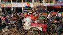Seorang pekerja muda menarik sayuran di atas becaknya di pasar grosir buah dan sayuran di New Delhi, India (27/3). Delhi telah sejak zaman sejarah tetap menjadi tujuan favorit bagi pembeli. (AFP Photo/Noemi Cassanelli)