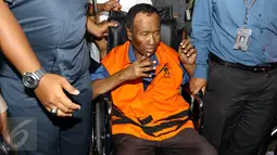 Tersangka dugaan korupsi proyek e-KTP, Sugiharto dibawa keluar Gedung KPK, Jakarta, dengan menggunakan kursi roda menuju mobil tahanan, Rabu (19/10). Sugiharto baru ditahan setelah berstatus tersangka selama 2,5 tahun. (Liputan6.com/Helmi Afandi)