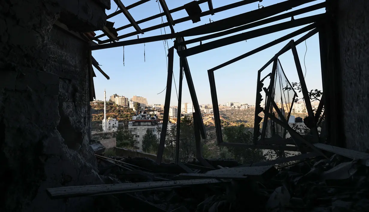 Aysar Barghouti dan Khaled al-Kharouf merupakan warga Palestina yang ditahan di penjara-penjara Israel dituduh mengambil bagian dalam serangan di utara kota Palestina pada Januari lalu. (Zain JAAFAR/AFP)