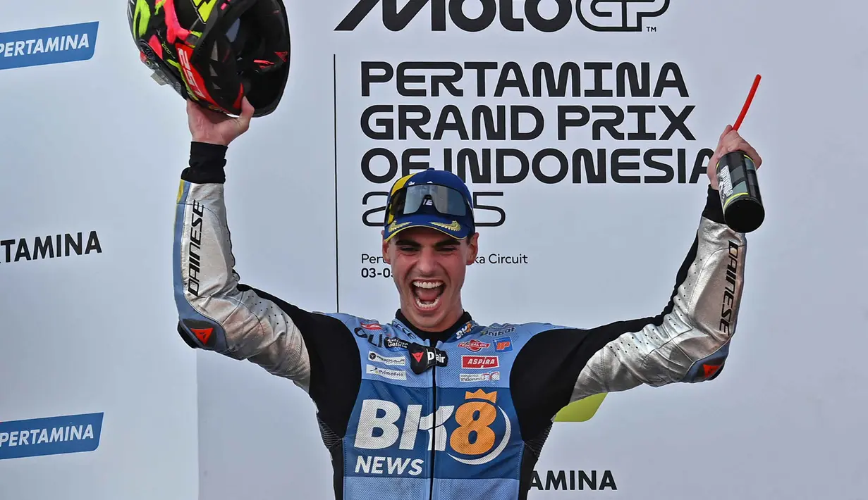 Fermin Aldeguer merebut posisi terdepan usai menyalip Pedro Acosta yang melebar di lap delapan. (SONNY TUMBELAKA/AFP)