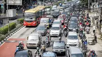 Bus Transjakarta melintas saat sejumlah kendaraan terjebak kemacetan di kawasan Terminal Kampung Melayu menuju Jatinegara, Jakarta, Kamis (25/5). Kemacetan itu imbas banyaknya warga yang mendatangi lokasi bom Kampung Melayu. (Liputan6.com/Faizal Fanani)